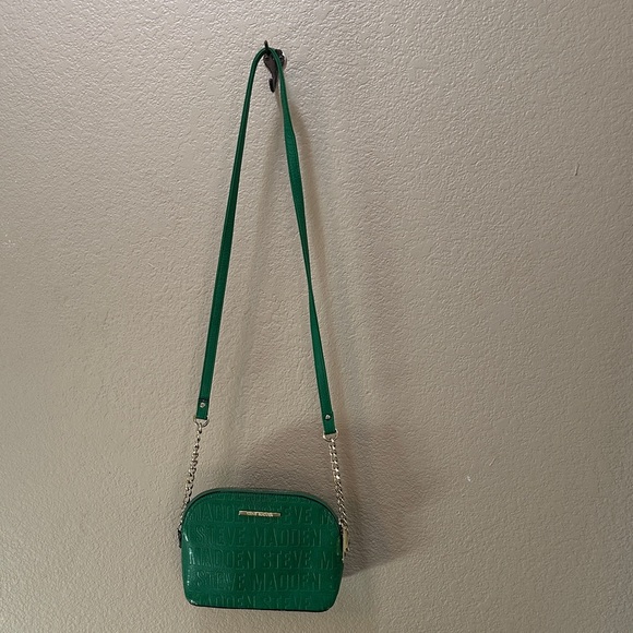 Steve Madden Green Embossed Logo Crossbody with Gold Chain - Picture 2 of 8